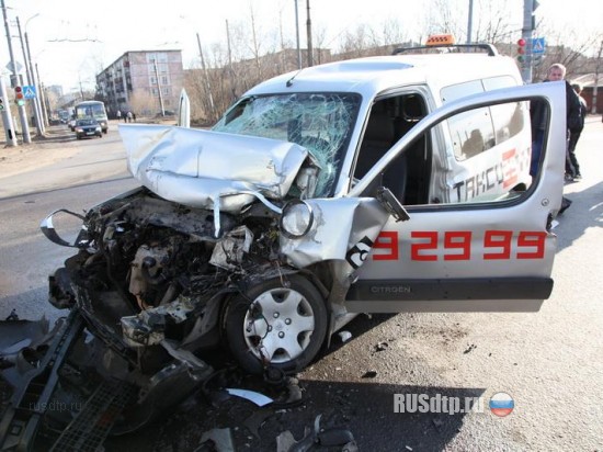 Маршрутка и такси столкнулись в Архангельске - двое погибших