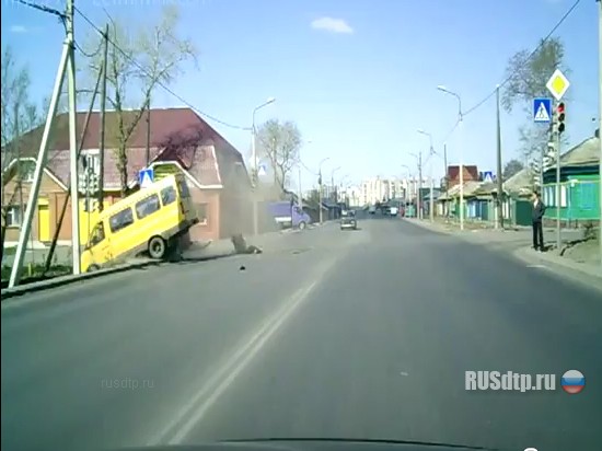 В Омске водитель вылетел через лобовое стекло