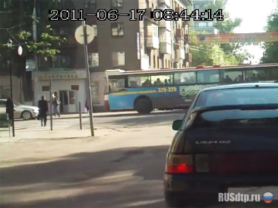 В Воронеже бешеный автобус сбил девушку на переходе