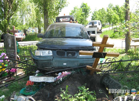 В Липецке на кладбище автомобиль снёс четыре могилы