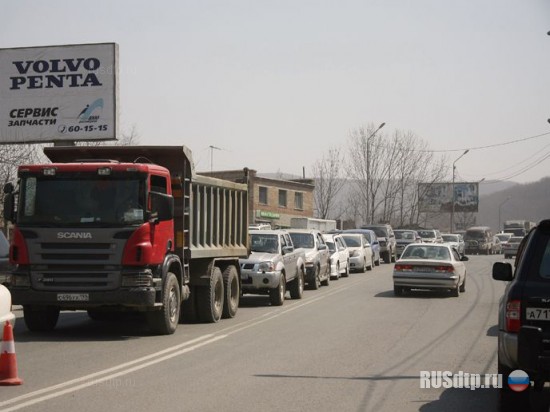 Во Владивостоке неуправляемый Камаз снес несколько машин