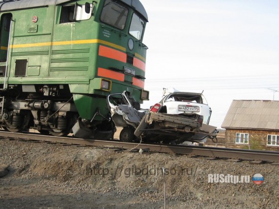 Под Новосибирском локомотив протаранил Ниссан с семьей