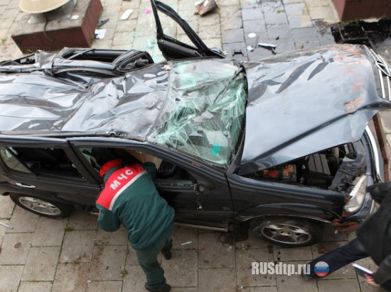 В Минске Mercedes Brabus упал с пятого этажа паркинга