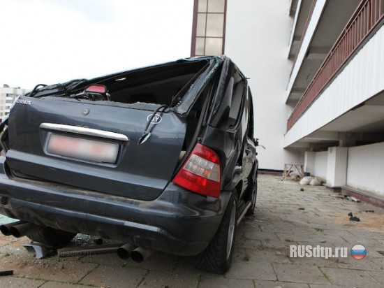 В Минске Mercedes Brabus упал с пятого этажа паркинга