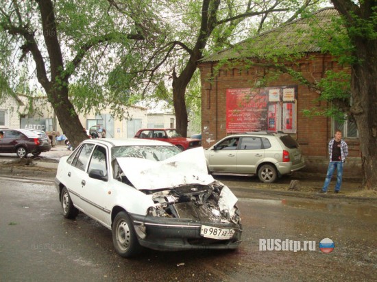 Неуправляемый КрАЗ снес автомобили и врезался в дерево