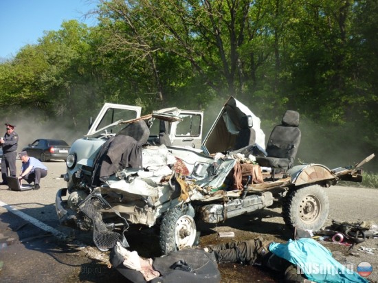 «УАЗ» разорвало на части после столкновения с фурой
