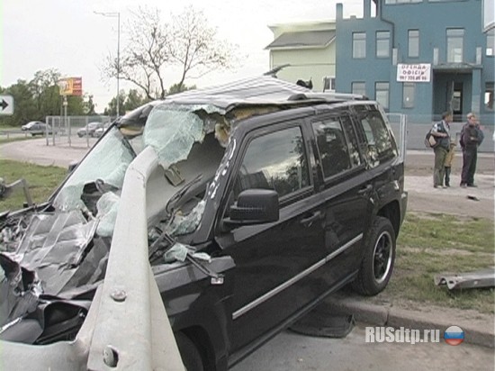 В Киеве «Джип» нанизался на отбойник