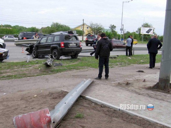 В Киеве «Джип» нанизался на отбойник