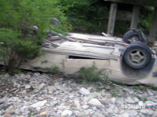 На Кубани автомобиль упал с моста в реку. Трое погибли