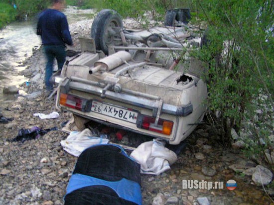 На Кубани автомобиль упал с моста в реку. Трое погибли