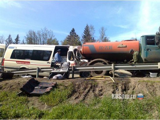 На Минском шоссе микроавтобус врезался в стоящий «ЗИЛ»