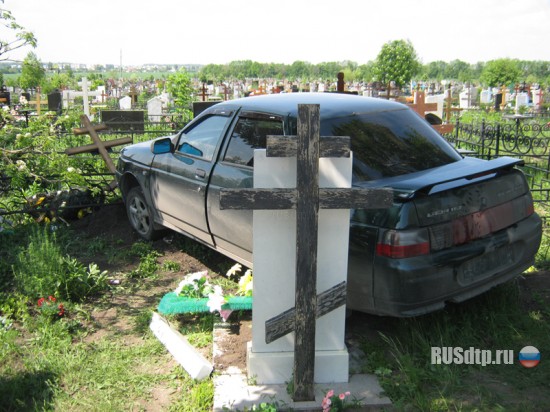 В Липецке на кладбище автомобиль снёс четыре могилы