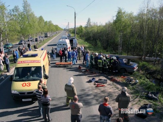 В Архангельске таксист на «Волге» завалил столб