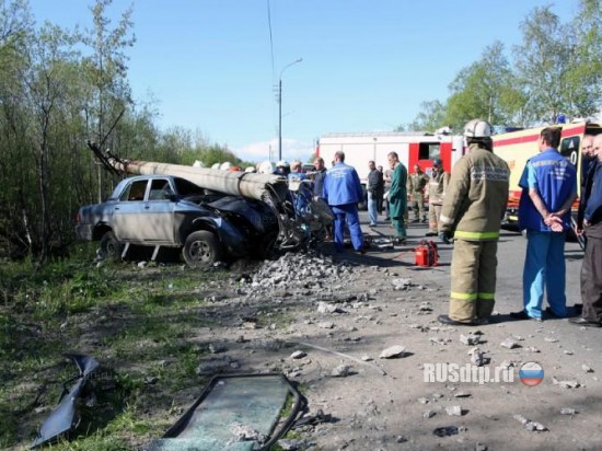 В Архангельске таксист на «Волге» завалил столб