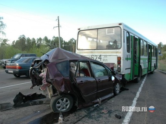 Под Ангарском пьяный водитель впечатал Тойоту в автобус