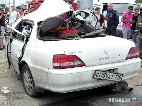 В Новосибирске «Тойота» врезалась в столб