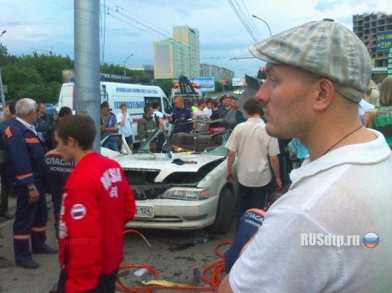 В Новосибирске «Тойота» врезалась в столб