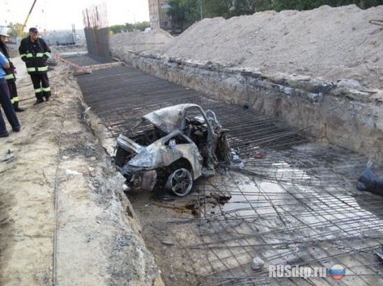 В Киеве «Porsche» упал в котлован и загорелся