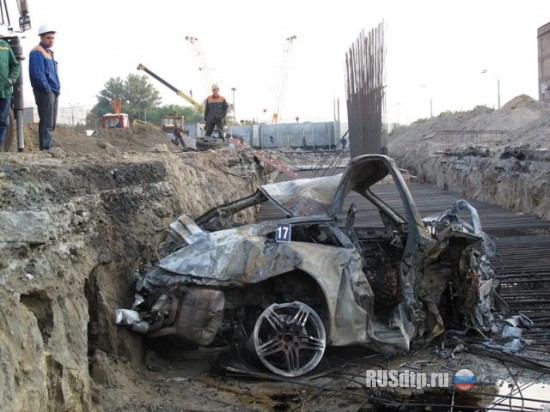 В Киеве «Porsche» упал в котлован и загорелся