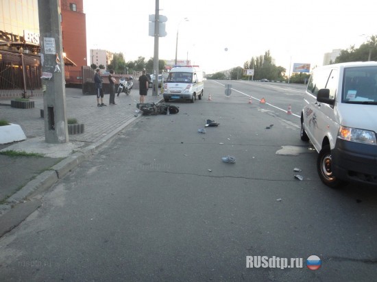 В Киеве микроавтобус сбил на встречке скутериста