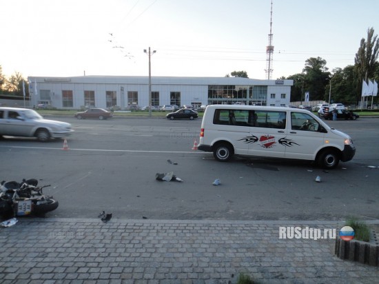 В Киеве микроавтобус сбил на встречке скутериста