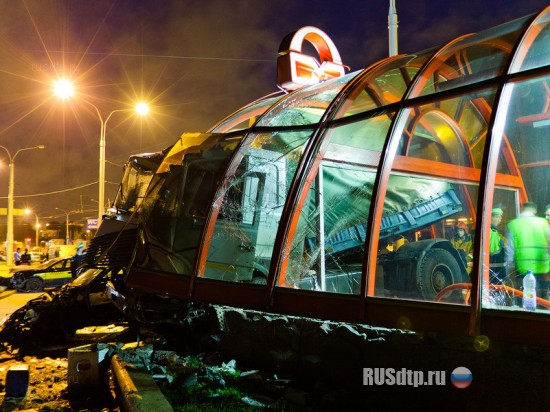В Минске неуправляемая фура въехала в станцию метро