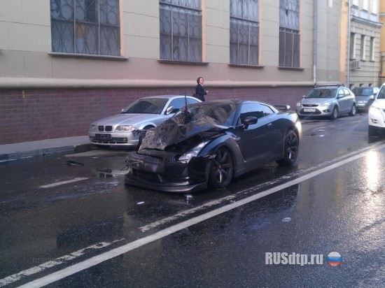 В Москве разбили Nissan GT-R стоимостью 4,5 млн. рублей