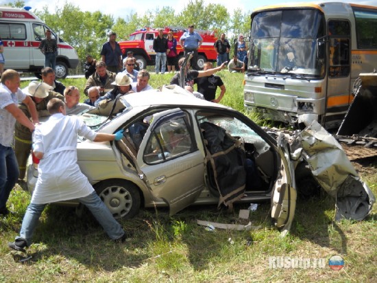 В столкновении «Ниссана» с трактором погибли два человека