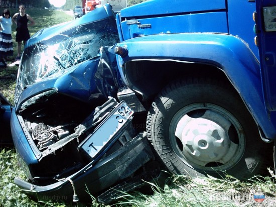 Водитель грузовика чуть не убил на встречке отца с сыном