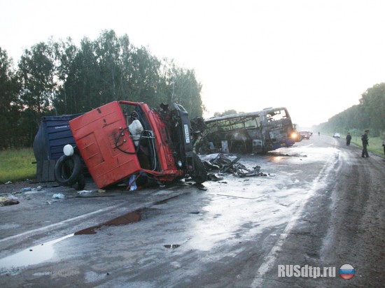 Под Новосибирском в крупной аварии погибли 5 человек