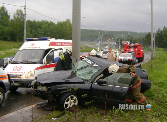 В Томске «Toyota Chaser» врезалась в придорожный столб