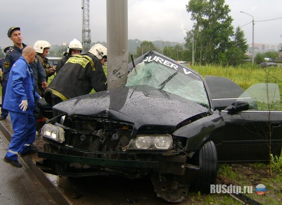 В Томске «Toyota Chaser» врезалась в придорожный столб
