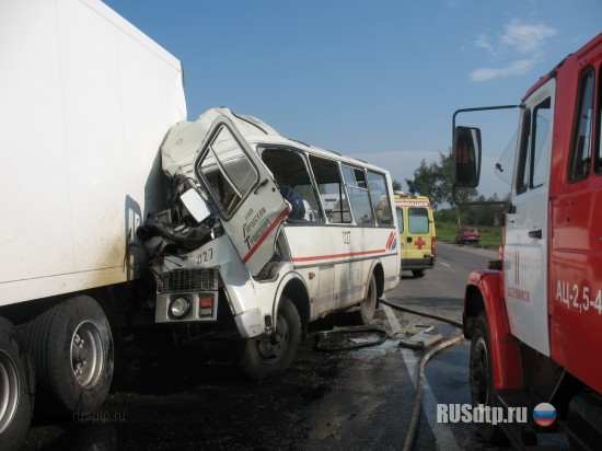 В Нижегородской области автобус врезался в фуру