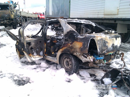 На трассе Сургут-Салехард четверо сгорели в «Логане»