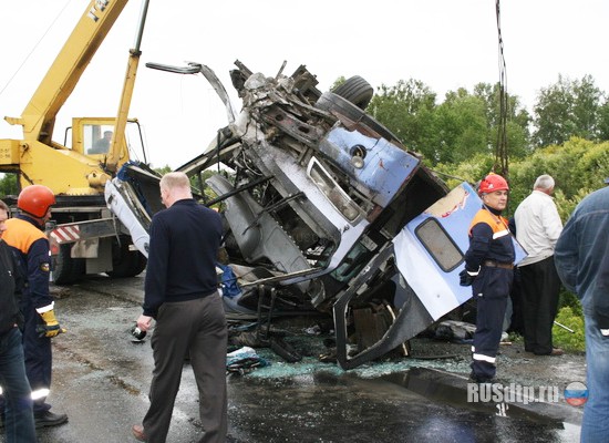 Автобус протаранил фуру: 4 погибших