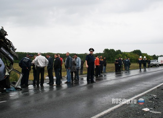 Автобус протаранил фуру: 4 погибших