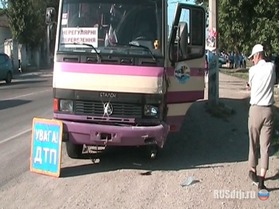 В Крыму неуправляемый автобус влетел в легковушку