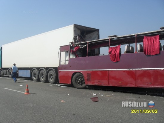 В Краснодарском крае автобус врезался в фуру
