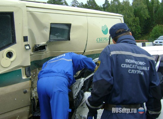 Инкассаторский автомобиль устроил крупную аварию под Томском