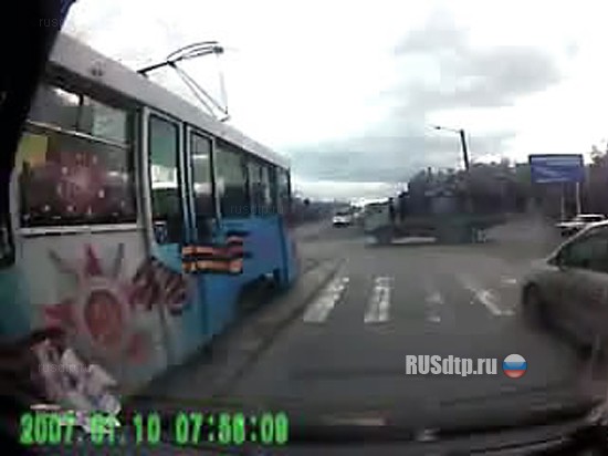 Трамвай протаранил КАМАЗ