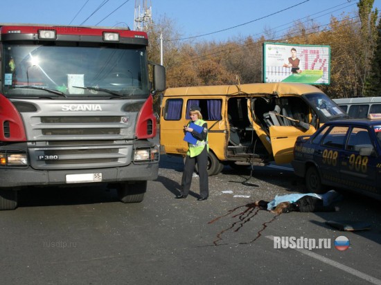 В Омске маршрутка врезалась в грузовик