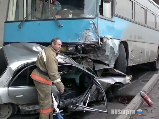 В Братске автобус подмял под себя две машины