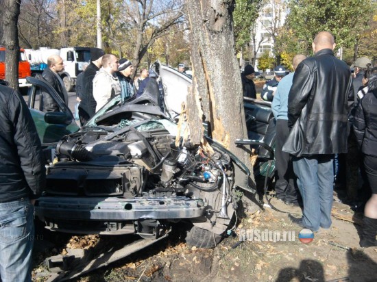 В Харькове «BMW» врезался в дерево