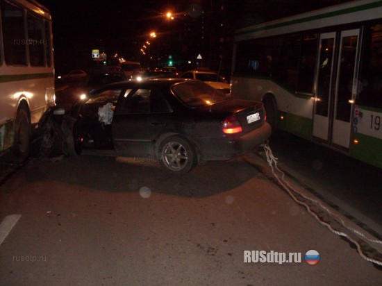 Пьяный водитель на иномарке врезался в автобус