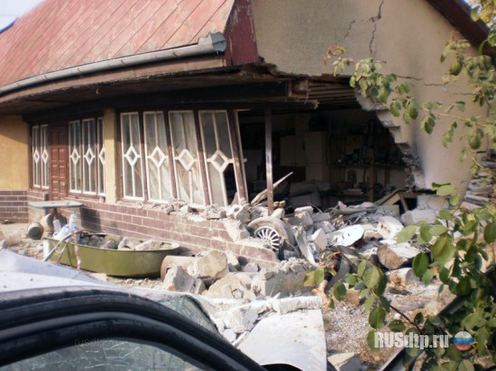 В Закарпатье иномарка врезалась в жилой дом