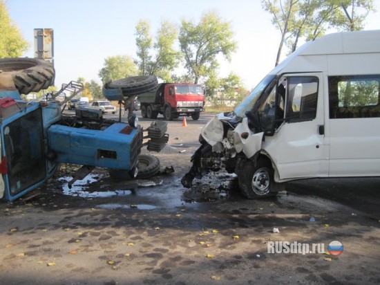 Под Киевом «Форд» врезался в трактор