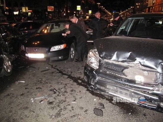 В Киеве «Бентли» сбил гаишника и протаранил 8 автомобилей