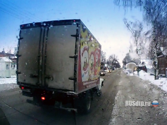 Снес зеркало и смылся