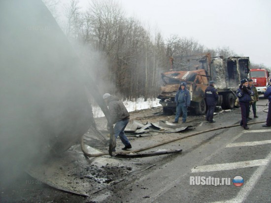 Две фуры сгорели на трассе Москва-Уфа