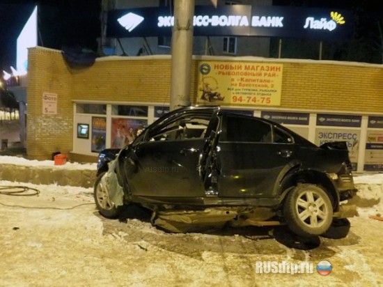 Ford Mondeo разбился об столб в Оренбурге
